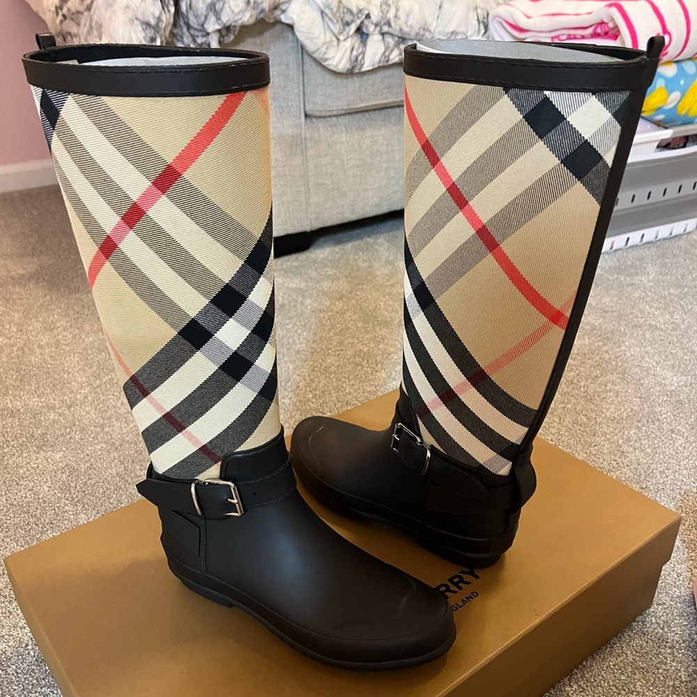 Brand new Burberry rain boots with box and cleaner size 6